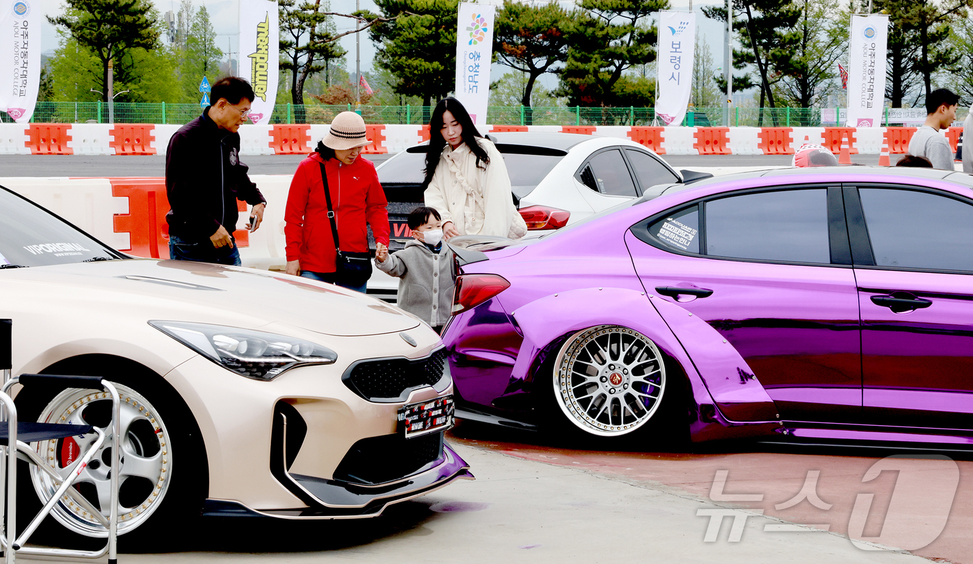 (보령=뉴스1) 김기태 기자 = 3일 충남 보령 머드엑스포광장에서 열린 ‘2025 보령·AMC 국제 모터페스티벌’을 찾은 관람객들이 튜닝카를 관람하고 있다.‘2025 보령·AMC …