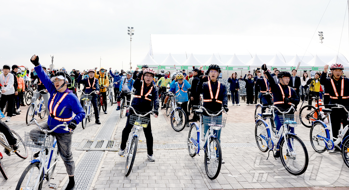 (보령=뉴스1) 김기태 기자 = 3일 충남 보령 대천해수욕장 머드광장 일원에서 열린 자전거의 날 기념행사에서 김동일 시장과 참석자들이 자전거를 타기 앞서 파이팅을 외치고 있다.이날 …