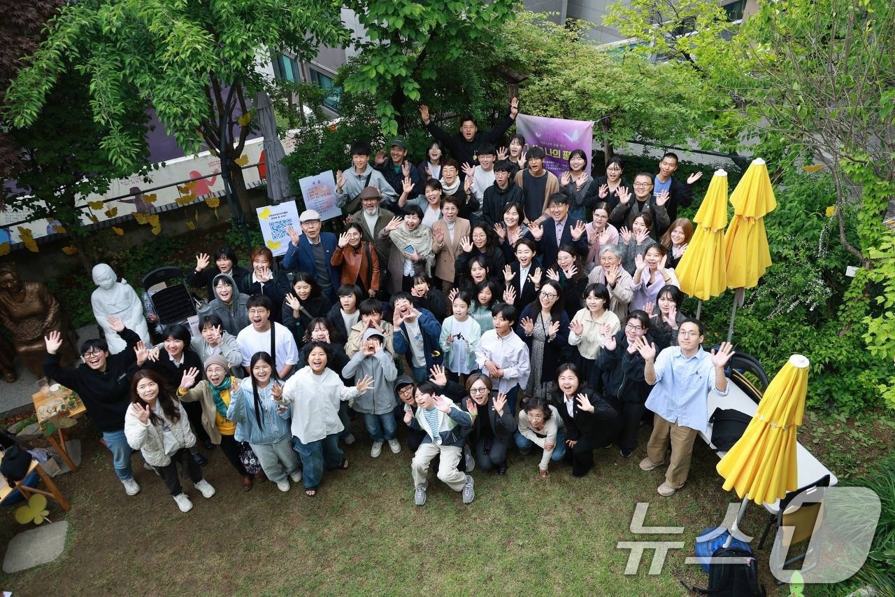 (서울=뉴스1) = 김재연 진보당 대통령 후보가 3일 서울 마포구 전쟁과여성인권박물관에서 열린 개관 13주년 기념행사에서 참석자들과 기념 촬영하고 있다. (진보당 제공, 재판매 및 …