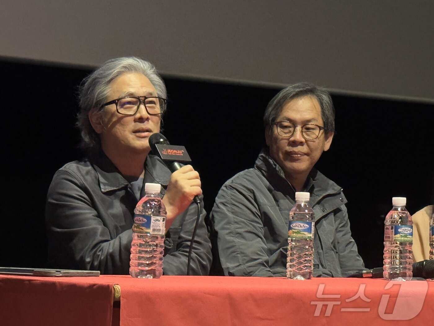 본문 이미지 - 제26회 전주국제영화제 넷째날인 3일 메가박스 전주객사에서 진행된 'J 스페셜클래스'에 참석한 박찬욱·박찬경 감독이 관객들과 대화하고 있다. 2025.5.3/뉴스1 ⓒ News1 장수인 기자