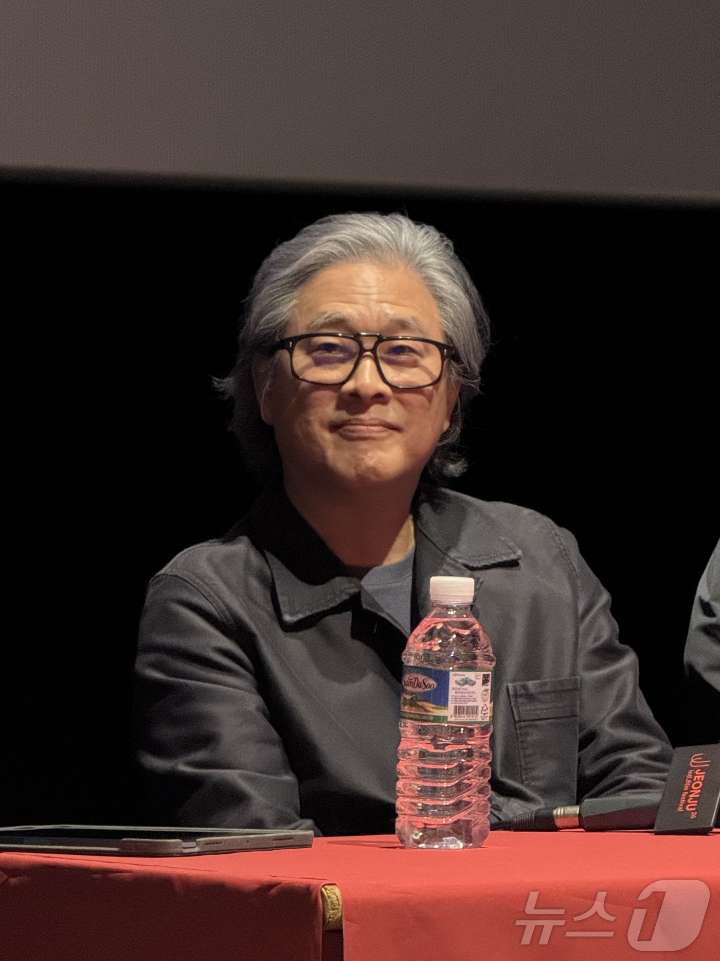 (전주=뉴스1) 장수인 기자 = 박찬욱 감독이 제26회 전주국제영화제 넷째날인 3일 메가박스 전주객사에서 진행된 'J 스페셜클래스'에 참석하고 있다. 2025.5.3/뉴스1