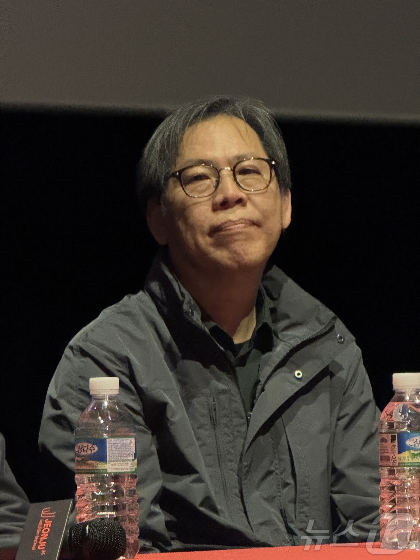 (전주=뉴스1) 장수인 기자 = 박찬경 감독이 제26회 전주국제영화제 넷째날인 3일 메가박스 전주객사에서 진행된 'J 스페셜클래스'에 참석해 관객들의 질문을 듣고 있다. 2025. …