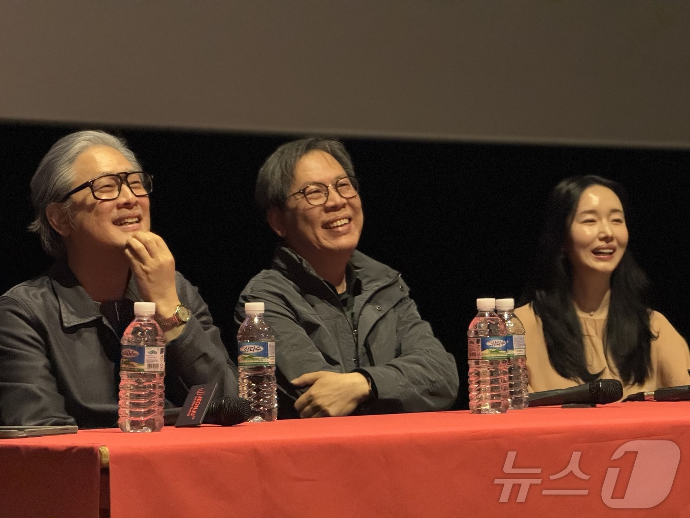 (전주=뉴스1) 장수인 기자 = 제26회 전주국제영화제 넷째날인 3일 메가박스 전주객사에서 진행된 'J 스페셜클래스'에서 박찬욱 감독(왼쪽부터), 박찬경 감독, 배우 이정현이 관객 …