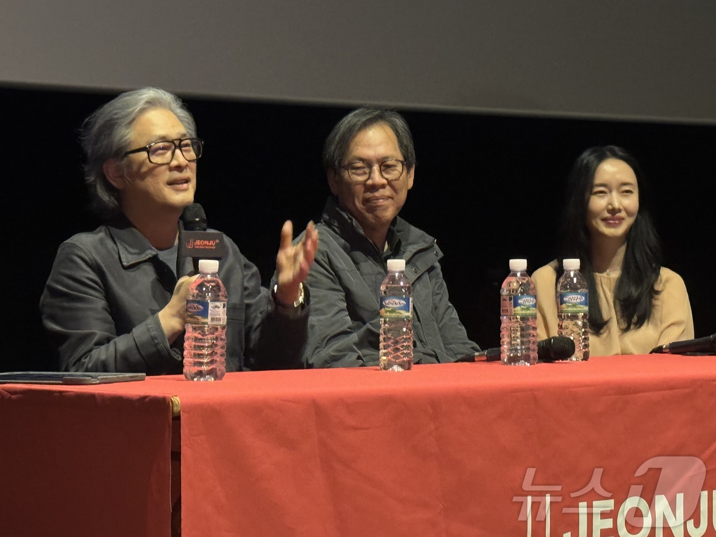 (전주=뉴스1) 장수인 기자 = 제26회 전주국제영화제 넷째날인 3일 메가박스 전주객사에서 진행된 'J 스페셜클래스'에서 박찬욱 감독(왼쪽부터), 박찬경 감독, 배우 이정현이 관객 …