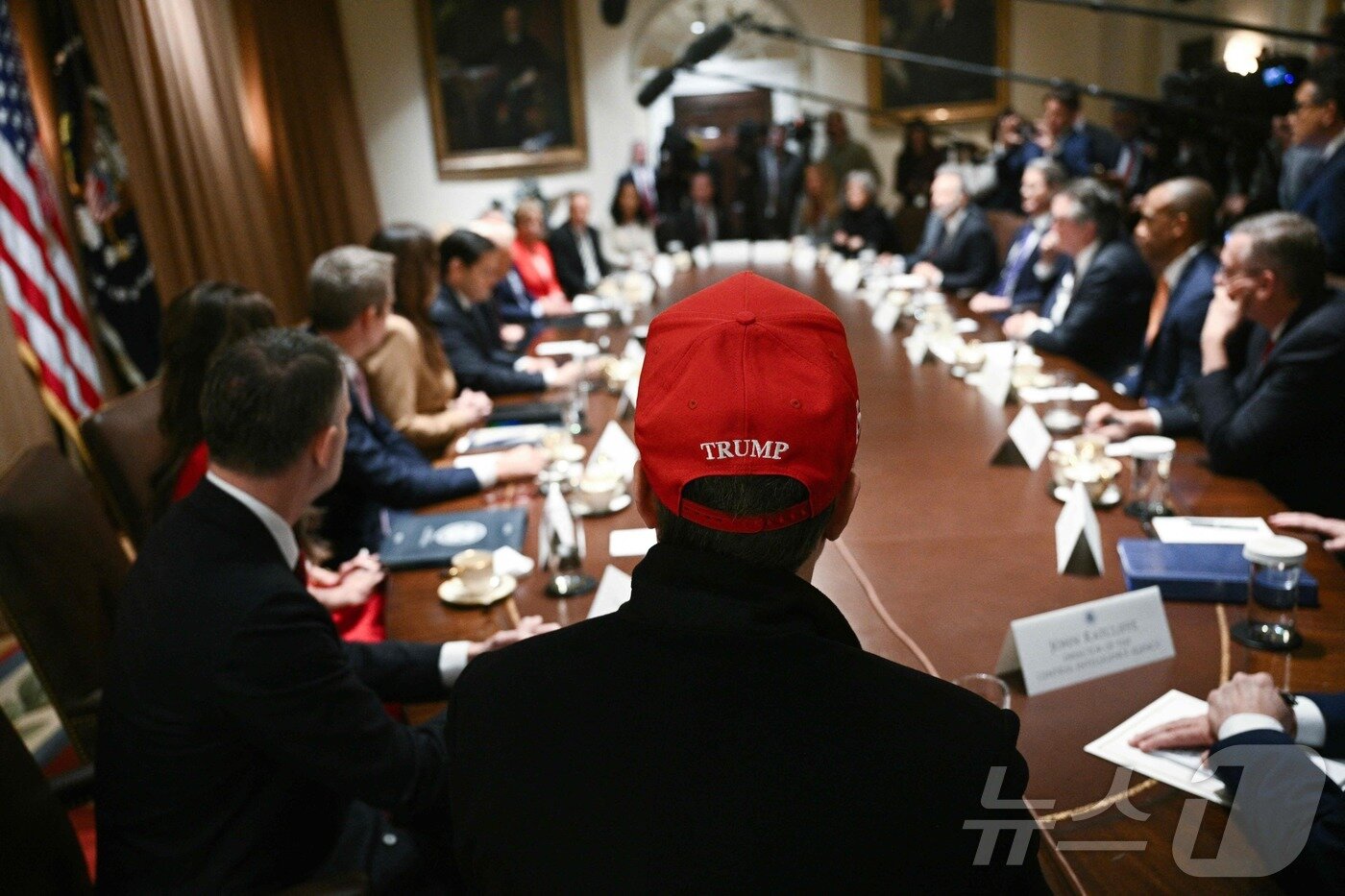 본문 이미지 - 도널드 트럼프 미국 대통령이 지난 3월 백악관에서 각료회의를 주재하는 모습 ⓒ AFP=뉴스1