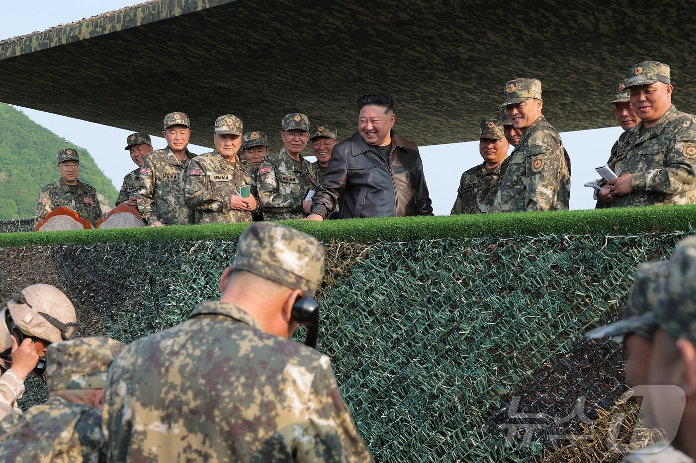Kim Jong Un watched an artillery match between artillery detachments of the KPA&#39;s large combined units. / Rodong Sinmun