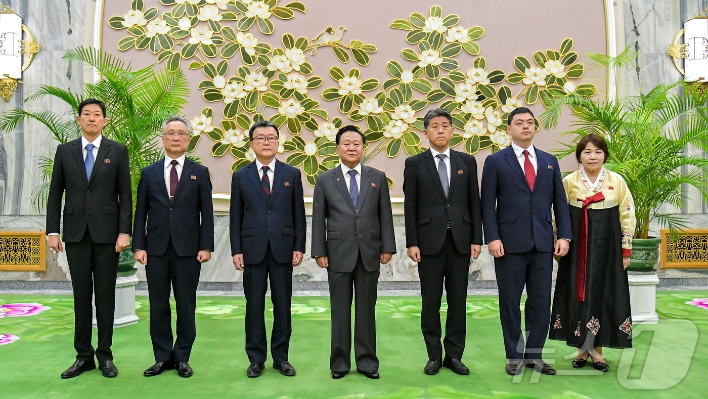 (평양 노동신문=뉴스1) = 북한 노동당 기관지 노동신문은 30일 "최룡해 국무위원회 제1부위원장은 지난 29일 만수대의사당에서 총련 훗가이도본부 위원장 정성한 동지를 단장으로 하 …