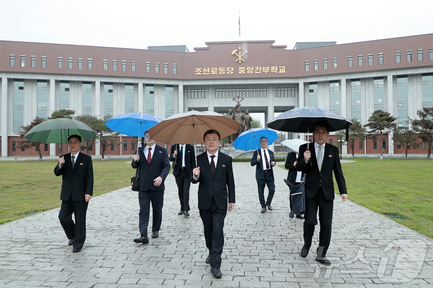 (평양 노동신문=뉴스1) = 북한 노동당 기관지 노동신문은 30일 "총련 결성 70돌 재일본조선인감사단이 조선혁명박물관, 중앙간부학교 등을 방문했다"라고 보도했다. [국내에서만 사 …