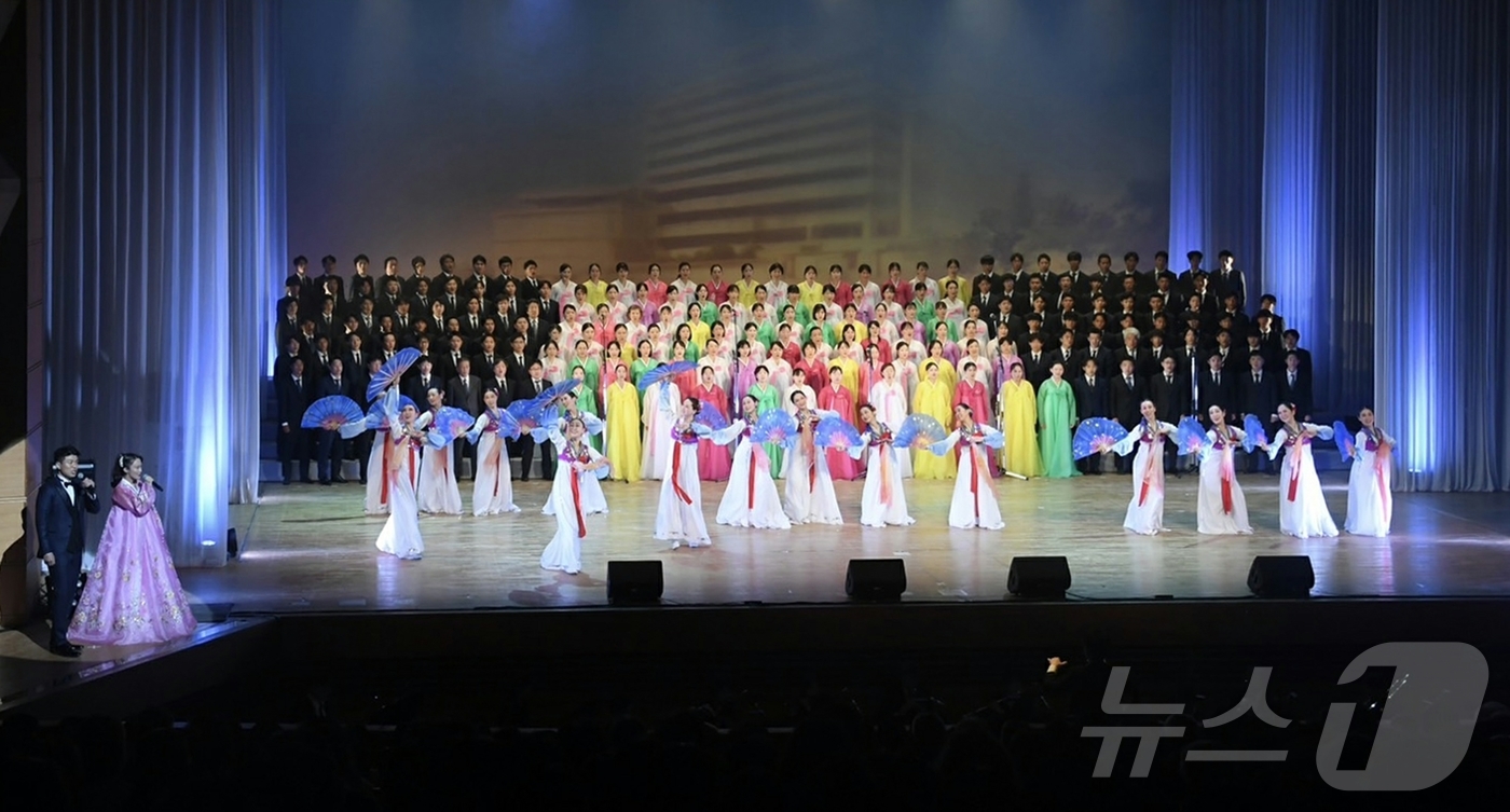 (평양 노동신문=뉴스1) = 북한 노동당 기관지 노동신문은 30일 "재일본조선인총연합회 결성 70돌 경축 음악무용종합공연 '언제나 빛나라 우리의 총련'이 지난 27일 일본 도쿄 내 …