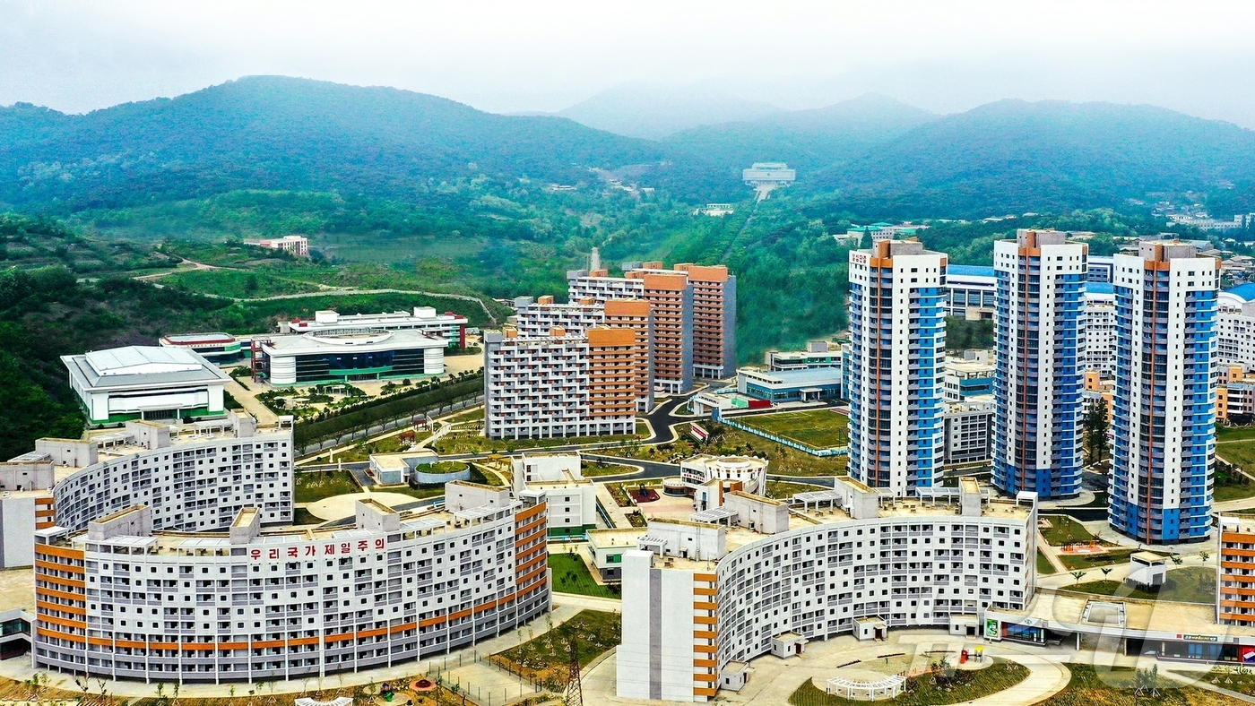 (평양 노동신문=뉴스1) = 북한 노동당 기관지 노동신문은 30일 지난 2023년 5월에 준공한 대평지구 살림집들을 소개했다. [국내에서만 사용가능. 재배포 금지. DB 금지. F …