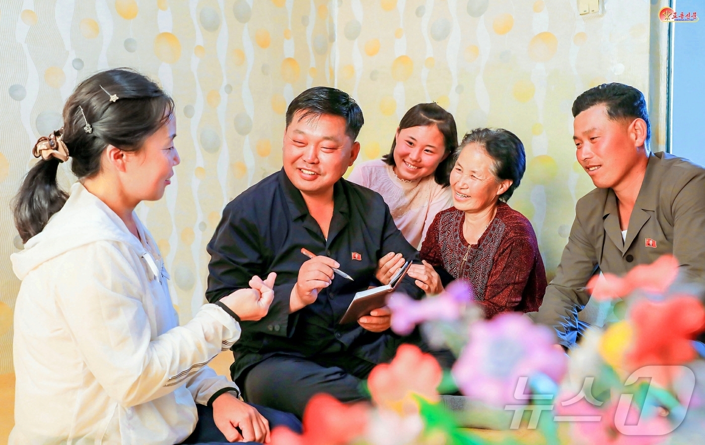 (평양 노동신문=뉴스1) = 북한 노동당 기관지 노동신문은 30일 "인민들의 생활상 애로를 풀어주기 위해 노력해야 한다"라면서 당 일꾼들을 다그쳤다. 사진은 청당군 당일꾼 모습. …