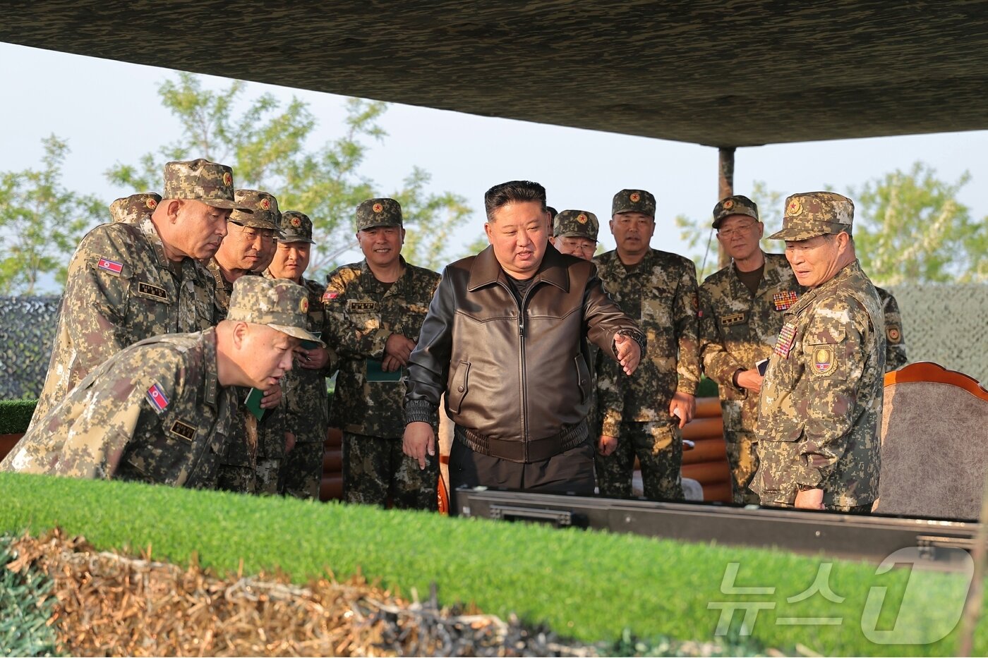 본문 이미지 - &#40;평양 노동신문=뉴스1&#41; = 김정은 북한 노동당 총비서가 지난 29일 조선인민군 대연합부대 포병구분대들 사이의 포사격 경기를 참관했다고 당 기관지 노동신문이 30일 보도했다. [국내에서만 사용가능. 재배포 금지. DB 금지. For Use Only in the Republic of Korea. Redistribution Prohibited] rodongphoto@news1.kr