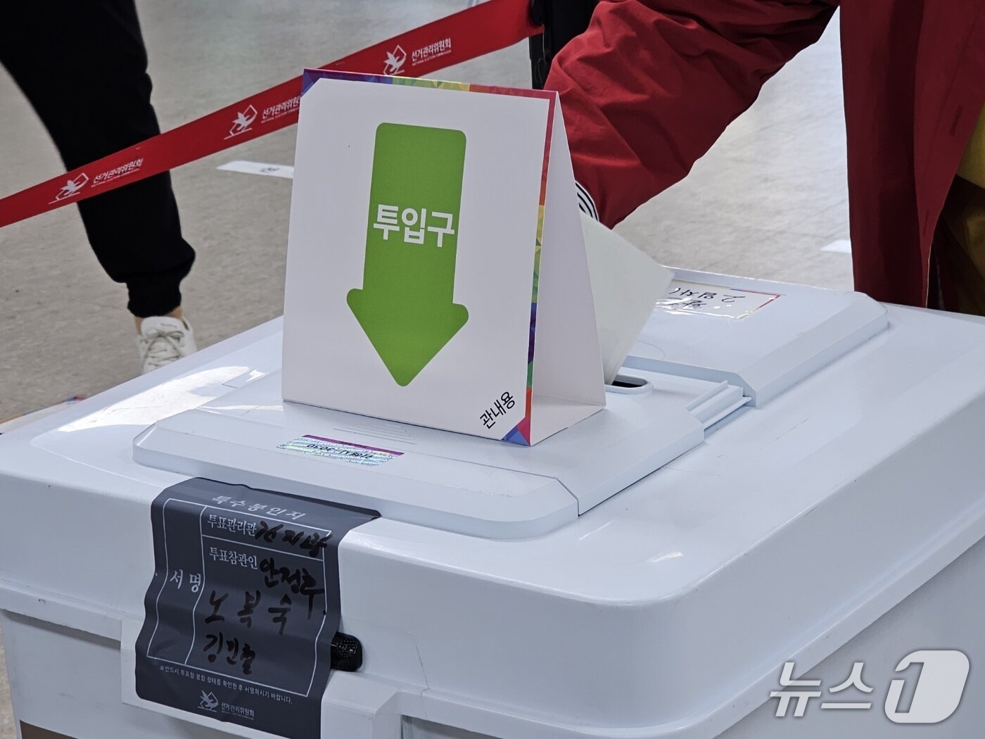 본문 이미지 - 30일 김해시 삼정동 활천동행정복지센터 사전투표소에서 투표지를 넣고 있는 유권자.2025.05.30/뉴스1 박민석기자