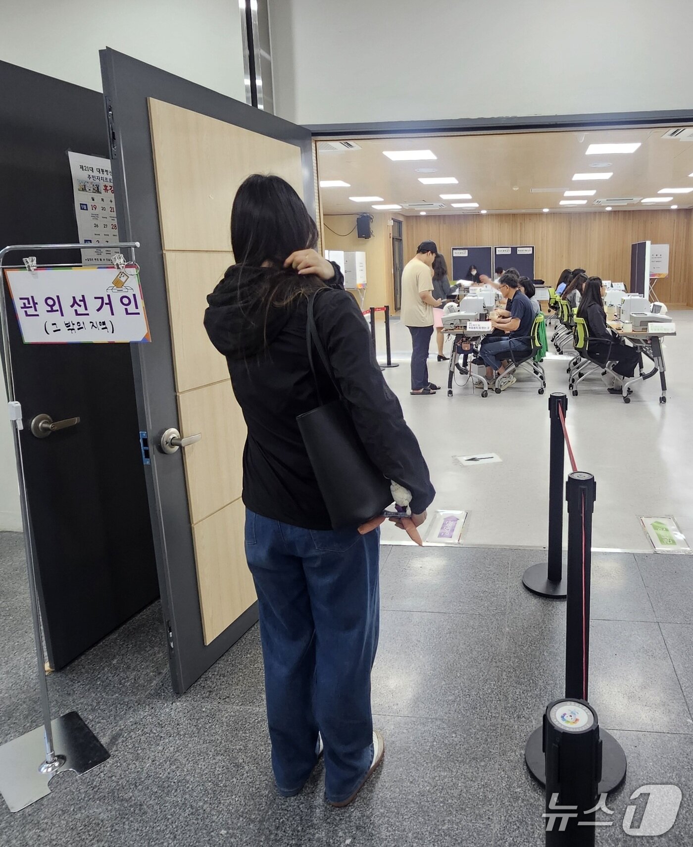 본문 이미지 - 30일 진주 가호동 사전투표소 입구에서 자신의 차례를 기다리는 유권자.2025.05.30/뉴스1 한송학기자