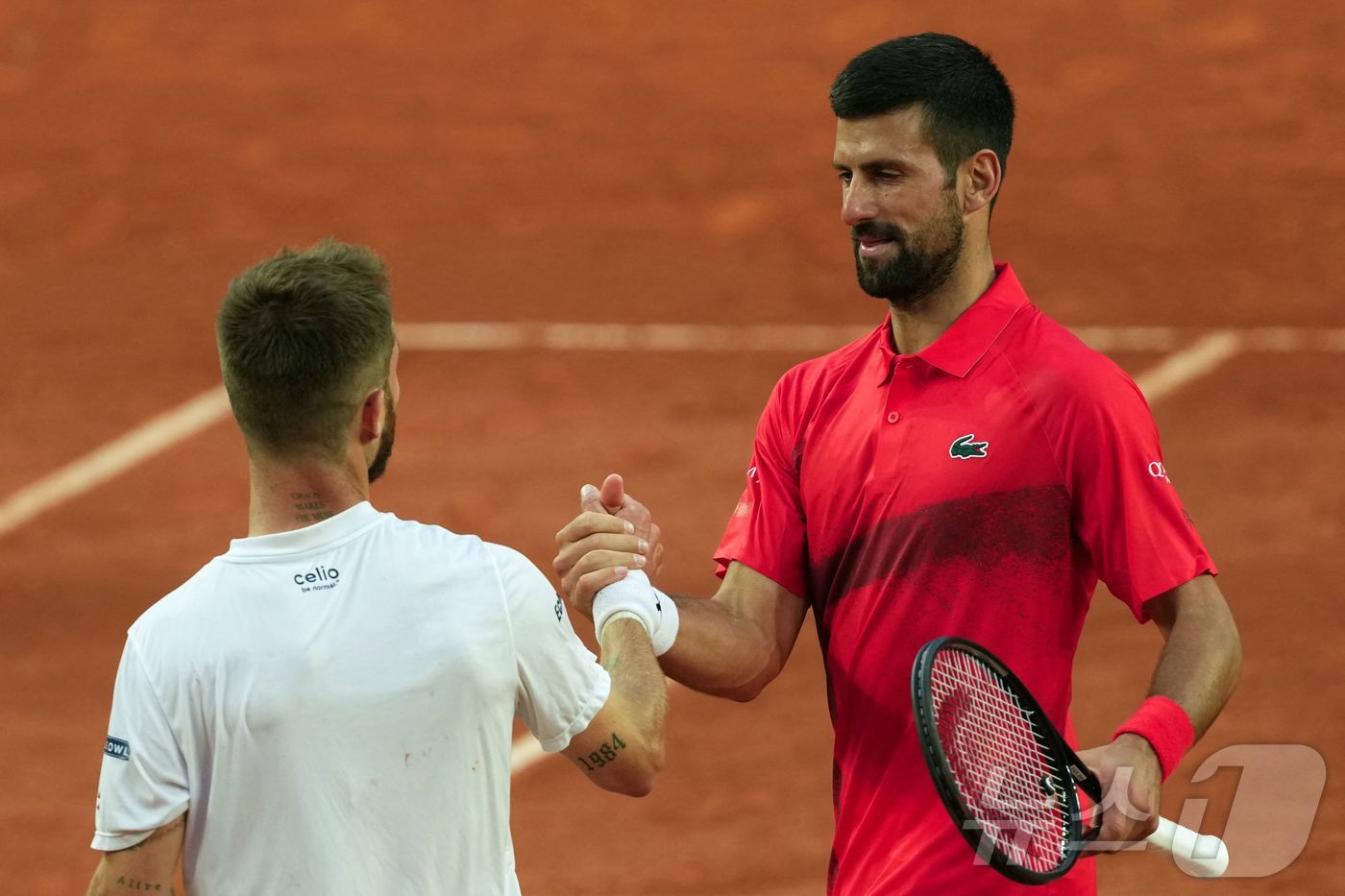 (파리 AFP=뉴스1) 우동명 기자 = 세르비아의 노바크 조코비치가 29일(현지시간) 프랑스 파리의 롤랑 가로스에서 열린 프랑스 오픈 테니스 대회 남자 단식 2회전서 프랑스의 코랑 …