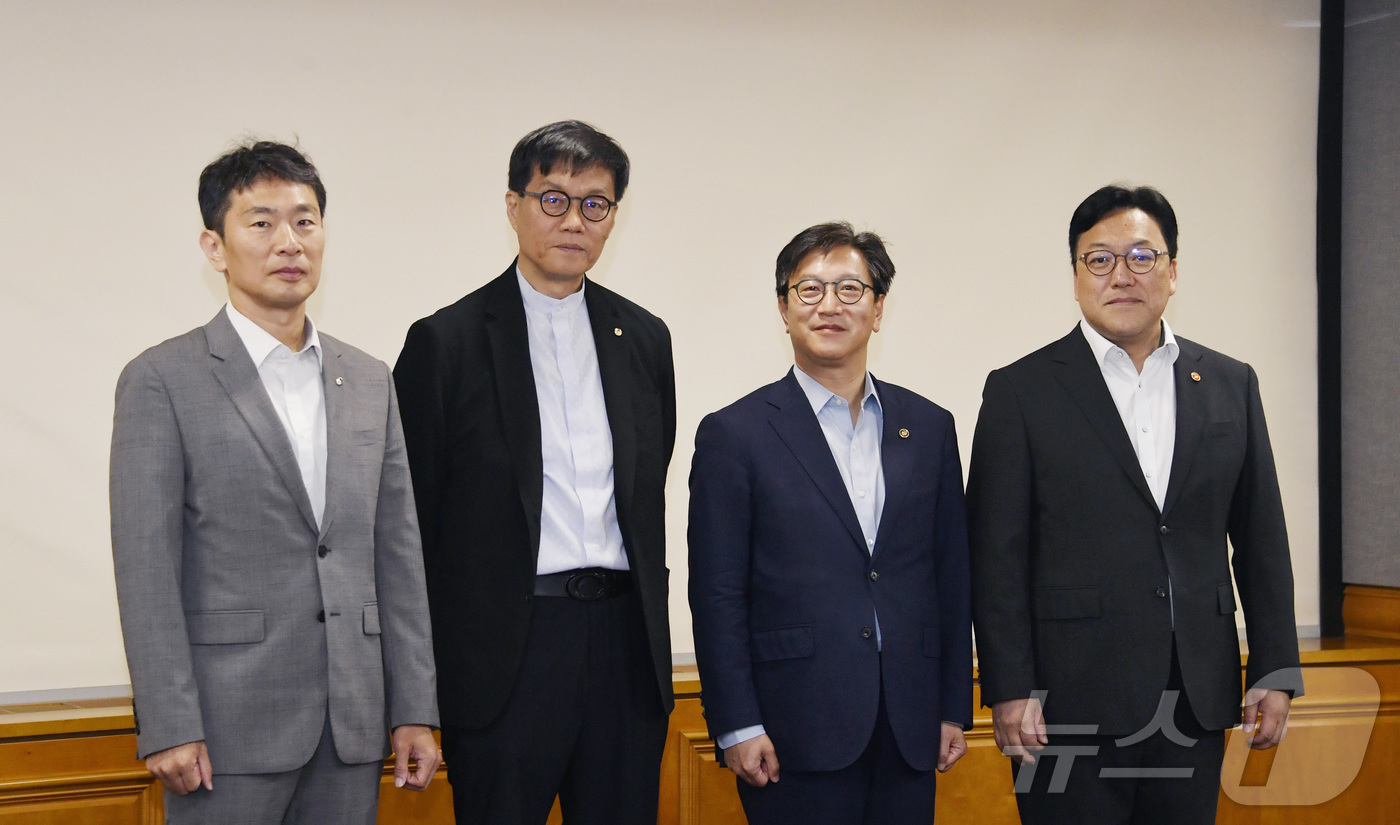 (서울=뉴스1) = 김범석 기획재정부 장관 직무대행 1차관이 30일 오전 서울 중구 은행회관에서 열린 '거시경제·금융현안 간담회'에서 이복현 금융감독원장, 이창용 한국은행 총재, …