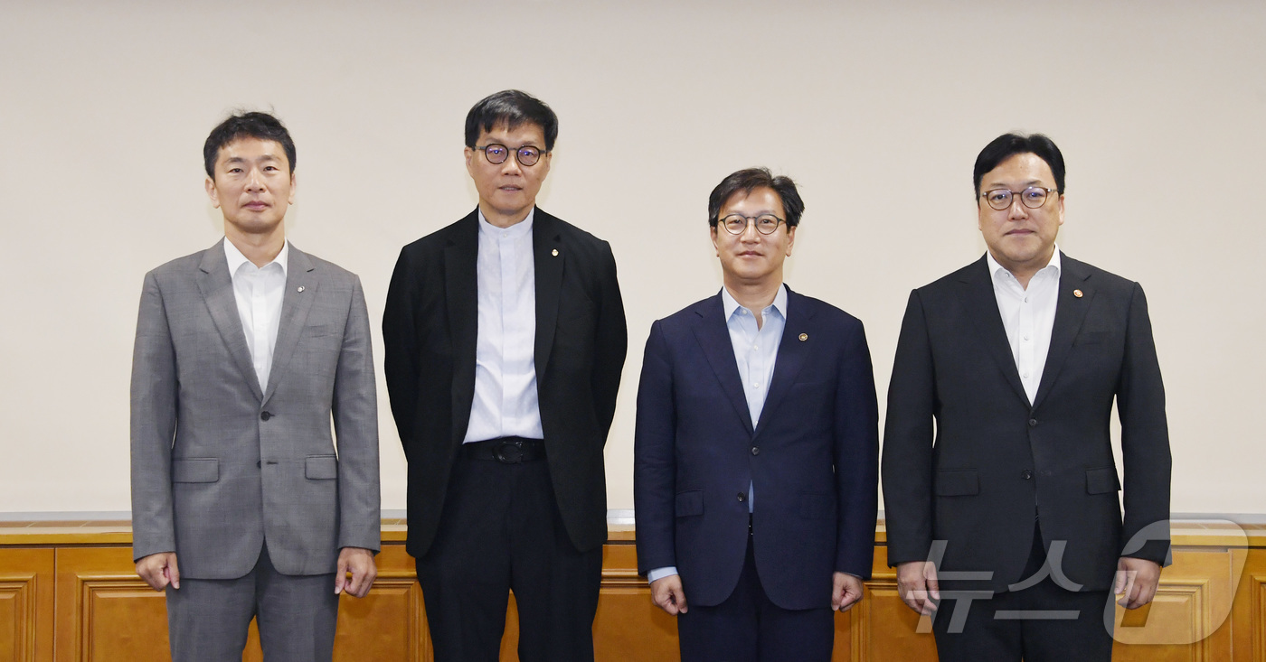 (서울=뉴스1) = 김범석 기획재정부 장관 직무대행 1차관이 30일 오전 서울 중구 은행회관에서 열린 '거시경제·금융현안 간담회'에서 이복현 금융감독원장, 이창용 한국은행 총재, …