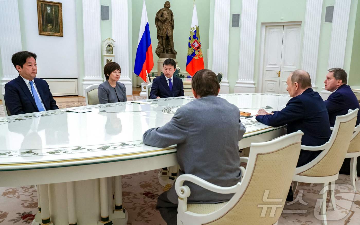 (모스크바 AFP=뉴스1) 우동명 기자 = 블라디미르 푸틴 러시아 대통령이 29일(현지시간) 모스크바 크렘린 궁에서 아베 신조 전 일본 총리의 부인인 아키에 여사와 만나고 있다. …