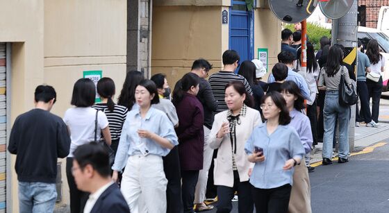 점심시간 투표소 앞 100m 줄…사전투표 둘째 날도 역대급 행렬