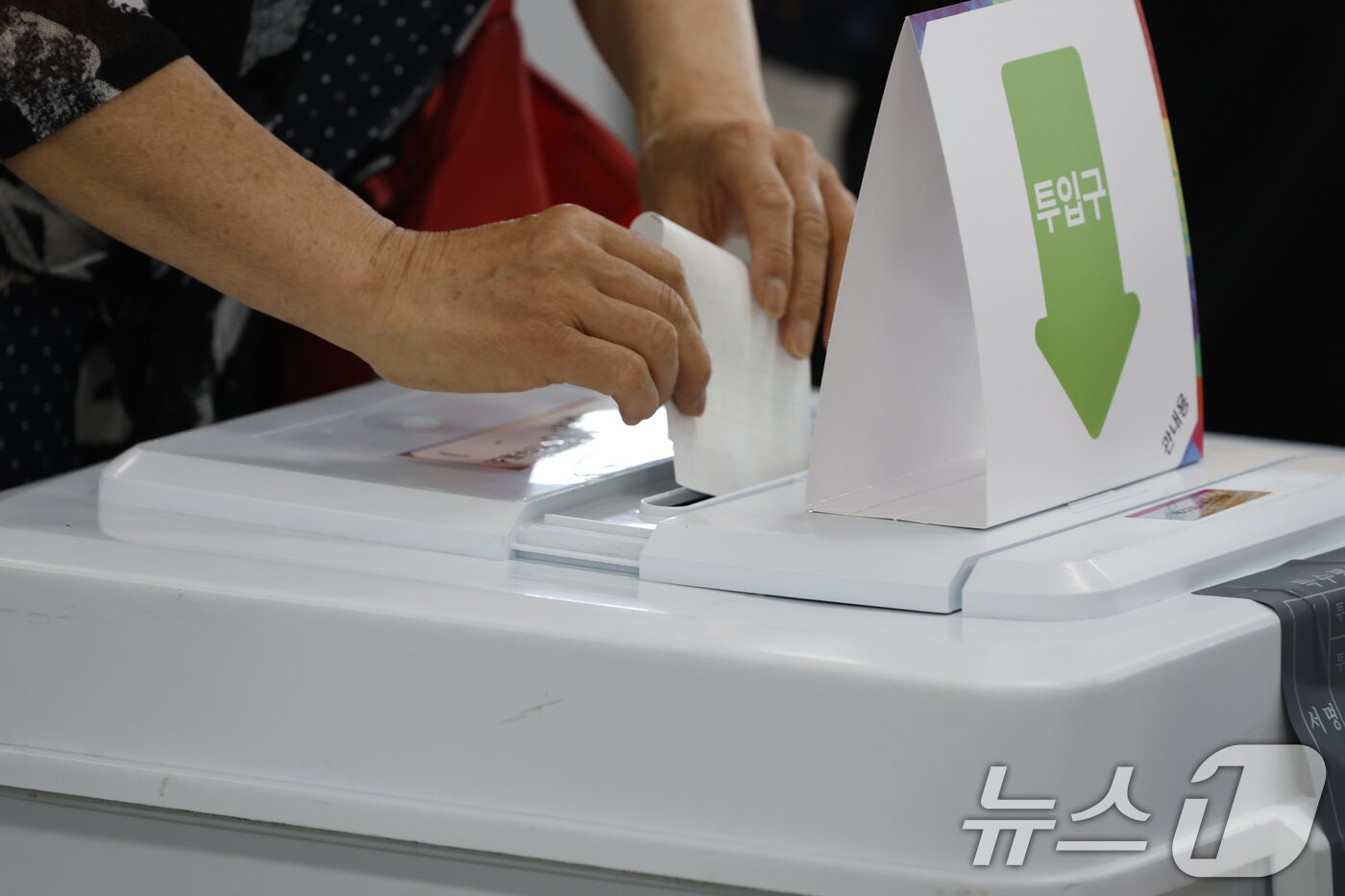 본문 이미지 - 제21대 대통령 선거 사전투표 둘째날인 30일 광주시 광산구 운남동 사전투표소에서 유권자들이 한 표를 행사하고 있다 2025.5.30/뉴스1 ⓒ News1 김태성 기자