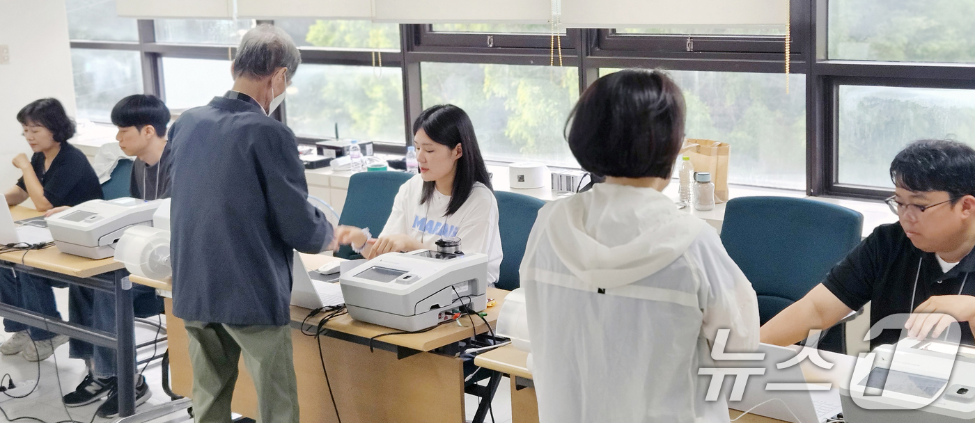 (전주=뉴스1) 유경석 기자 = 제21대 대통령 선거 사전 투표 둘째날인 30일 전북 전주시 완산구청 4층 회의실에 마련된 사전투표소가 다소 한산한 모습을 보이고 있다. 2025. …