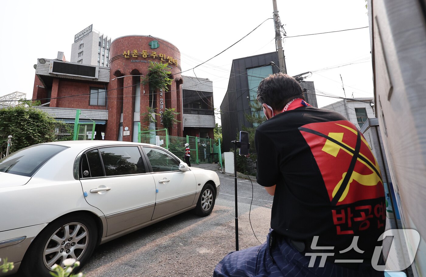 본문 이미지 - 제21대 대통령 선거 사전 투표 둘째 날인 30일 오전 서울 서대문구 구 신촌동 주민센터에 마련된 신촌동 사전투표소에서 부정선거를 주장하는 유튜버들이 스마트폰으로 영상을 촬영하고 있다. 전날 이 투표소에서 투표용지가 외부로 반출되는 일이 발생해 중앙선거관리위원회가 관리부실 책임을 인정하며 대국민 사과문을 발표한 바 있다. 2025.5.30/뉴스1 ⓒ News1 김성진 기자