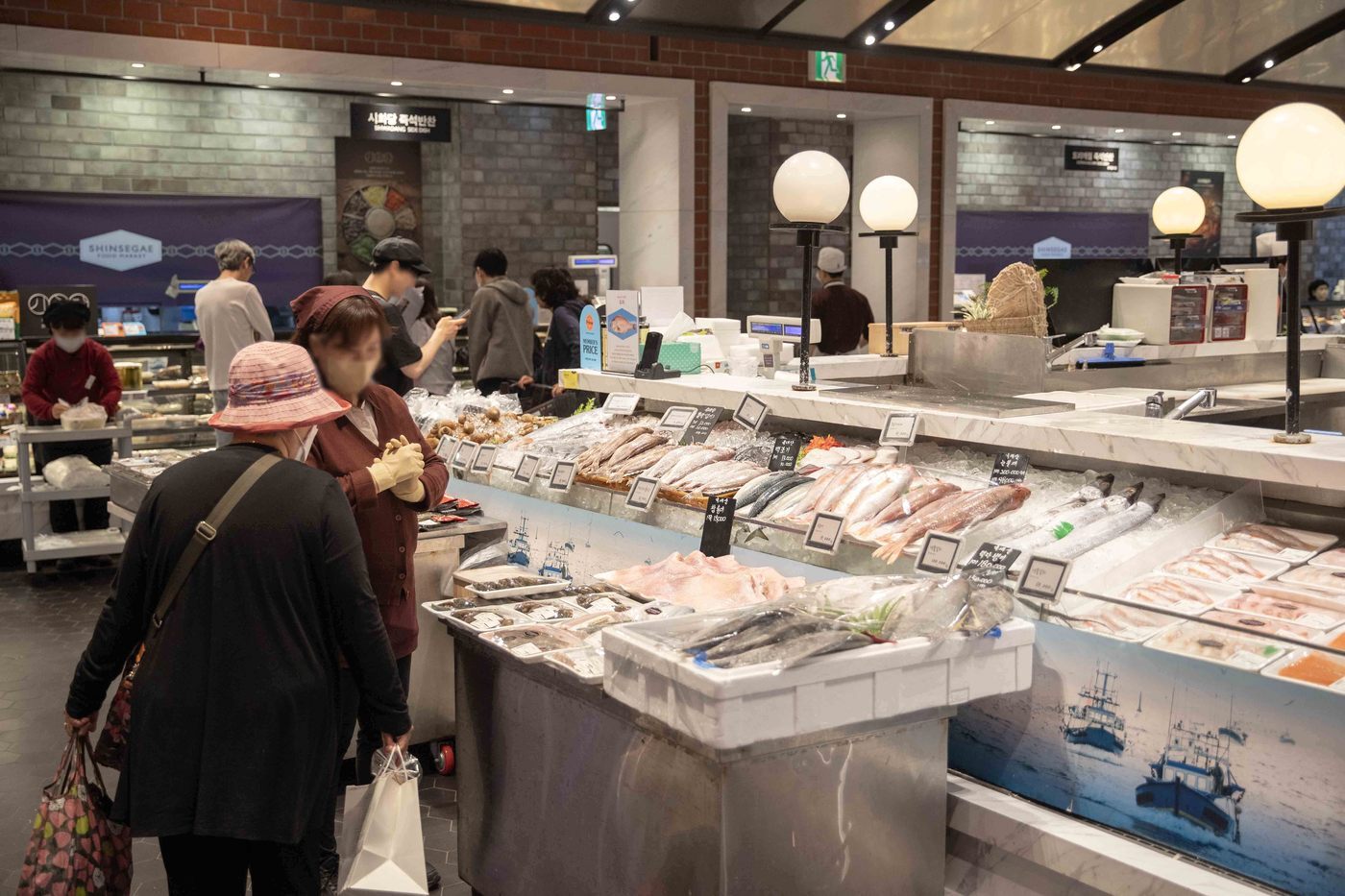 본문 이미지 -  신세계백화점 수산물 코너 전경.&#40;신세계백화점 제공&#41;.