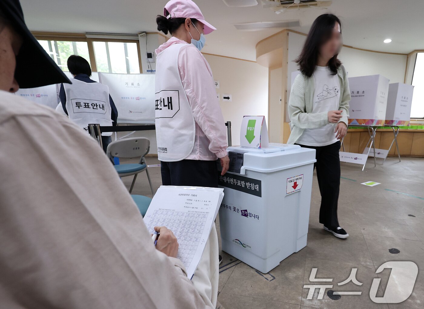 본문 이미지 - 제21대 대통령 선거 사전 투표 둘째 날인 30일 오전 서울 서대문구 구 신촌동 주민센터에 마련된 신촌동 사전투표소에서 참관인이 사전투표자 수를 기록하고 있다. 전날 이 투표소에서 투표용지가 외부로 반출되는 일이 발생해 중앙선거관리위원회가 관리부실 책임을 인정하며 대국민 사과문을 발표한 바 있다. 2025.5.30/뉴스1 ⓒ News1 김성진 기자