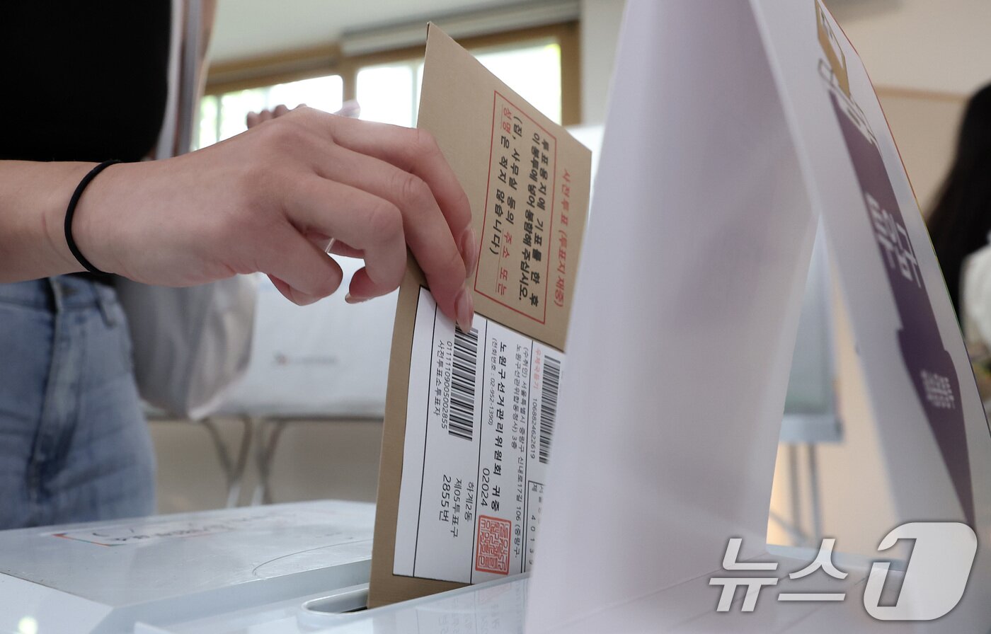 본문 이미지 - 제21대 대통령 선거 사전 투표 둘째 날인 30일 오전 서울 서대문구 구 신촌동 주민센터에 마련된 신촌동 사전투표소에서 유권자가 투표하고 있다. 전날 이 투표소에서 투표용지가 외부로 반출되는 일이 발생해 중앙선거관리위원회가 관리부실 책임을 인정하며 대국민 사과문을 발표한 바 있다. 2025.5.30/뉴스1 ⓒ News1 김성진 기자