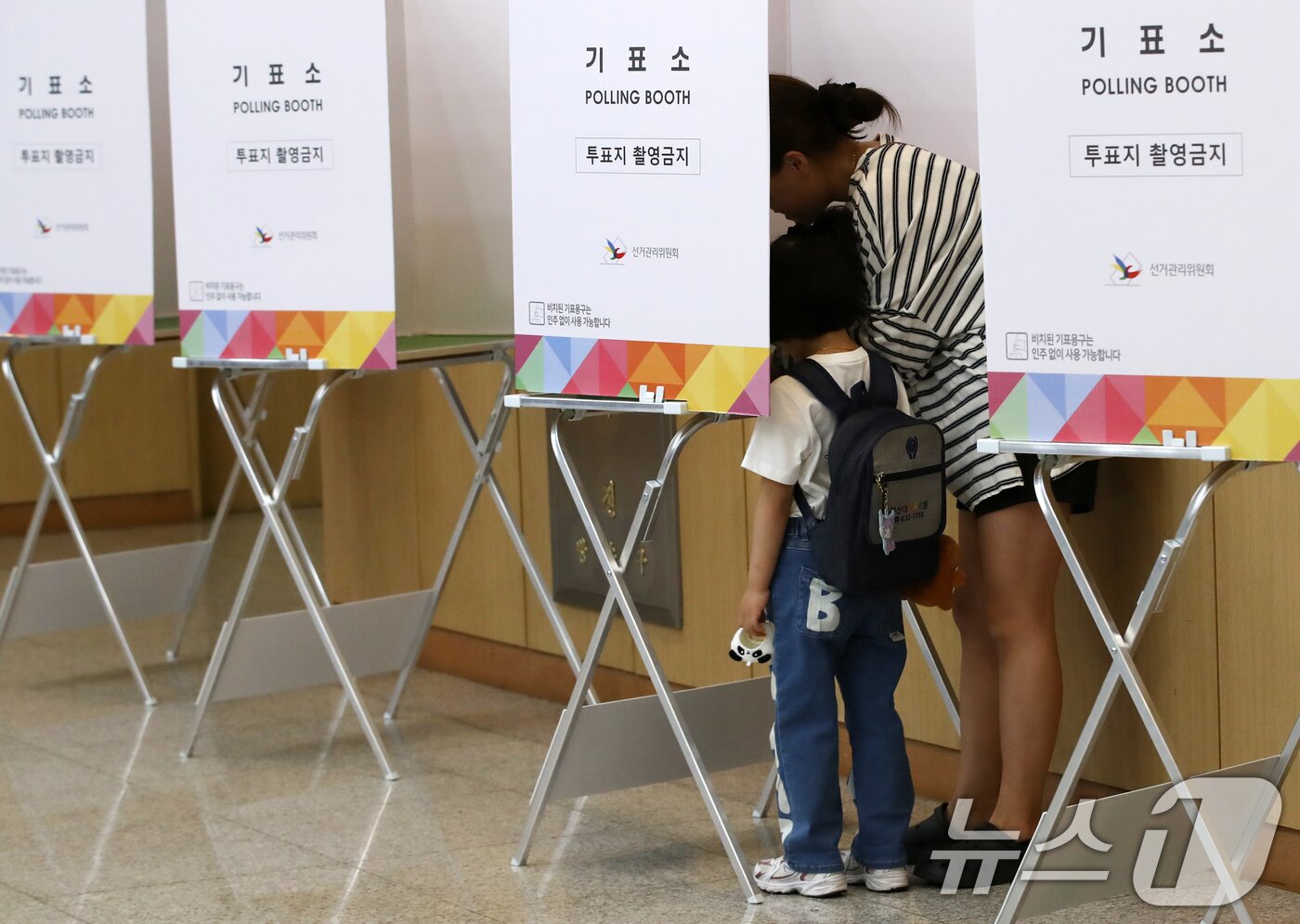 본문 이미지 - 제21대 대통령선거 사전투표 둘째 날인 30일 오전 부산 남구청 대강당에 마련된 사전투표소에서 유권자가 아이와 함께 투표하고 있다. 2025.5.30/뉴스1 ⓒ News1 윤일지 기자