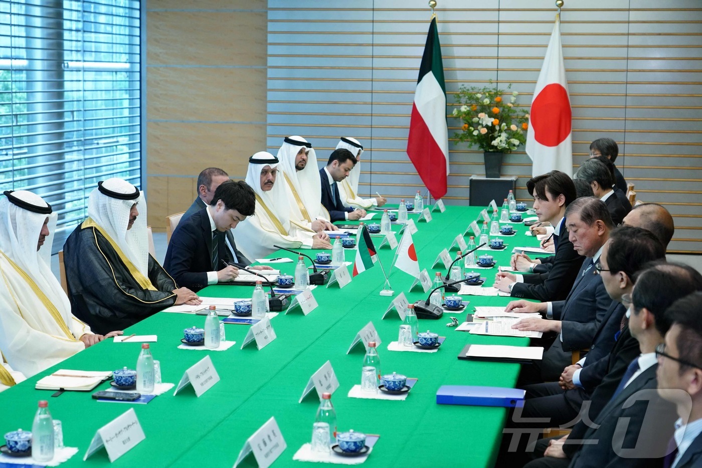 (도쿄 AFP=뉴스1) 우동명 기자 = 이시바 시게루 일본 총리가 29일(현지시간) 도쿄 총리 관저에서 셰이크 사바 알 칼레드 알 하마드 알 사바 쿠웨이트 왕세자와 회담을 하고 있 …