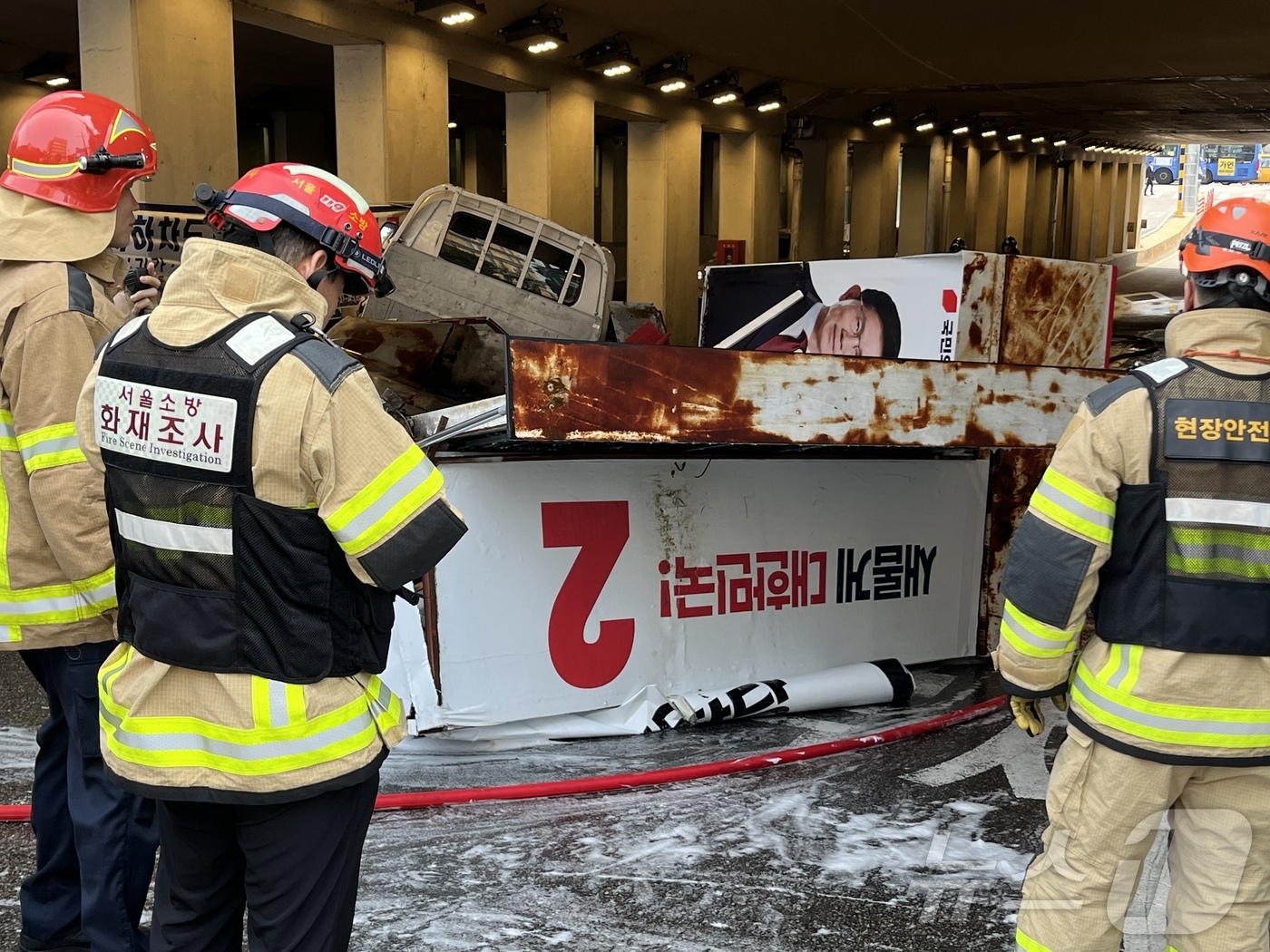 (서울=뉴스1) 김종훈 기자 = 30일 오전 서울 용산구 갈월지하차도에 진입한 선거 유세차량이 천장에 부딪치면서 전복되는 사고가 발생했다.이 사고로 차량에 설치된 발전기에 화재가 …