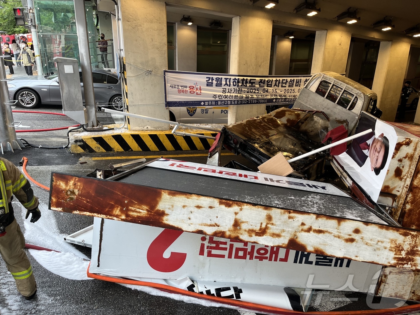 (서울=뉴스1) 김종훈 기자 = 30일 오전 서울 용산구 갈월지하차도에 진입한 선거 유세차량이 천장에 부딪치면서 전복되는 사고가 발생했다.이 사고로 차량에 설치된 발전기에 화재가 …