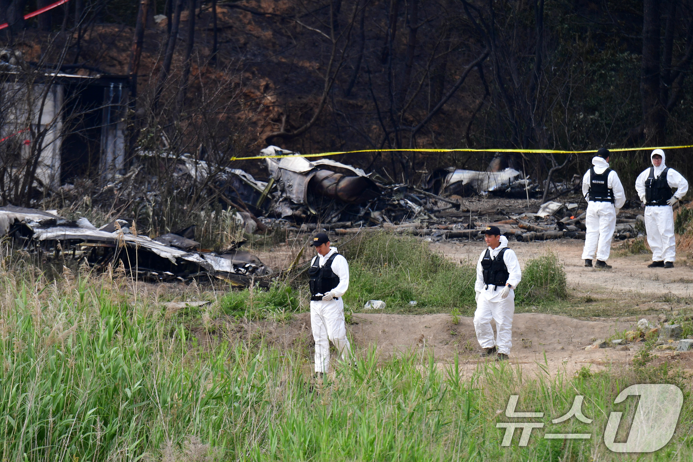 (포항=뉴스1) 최창호 기자 = 군 항공사고 조사관들이 30일 오전 경북 포항시 남구 동해면 야산에 추락한 해군 대잠 해상초계기 사고 현장 조사를 진행하고 있다. 2025.5.30 …