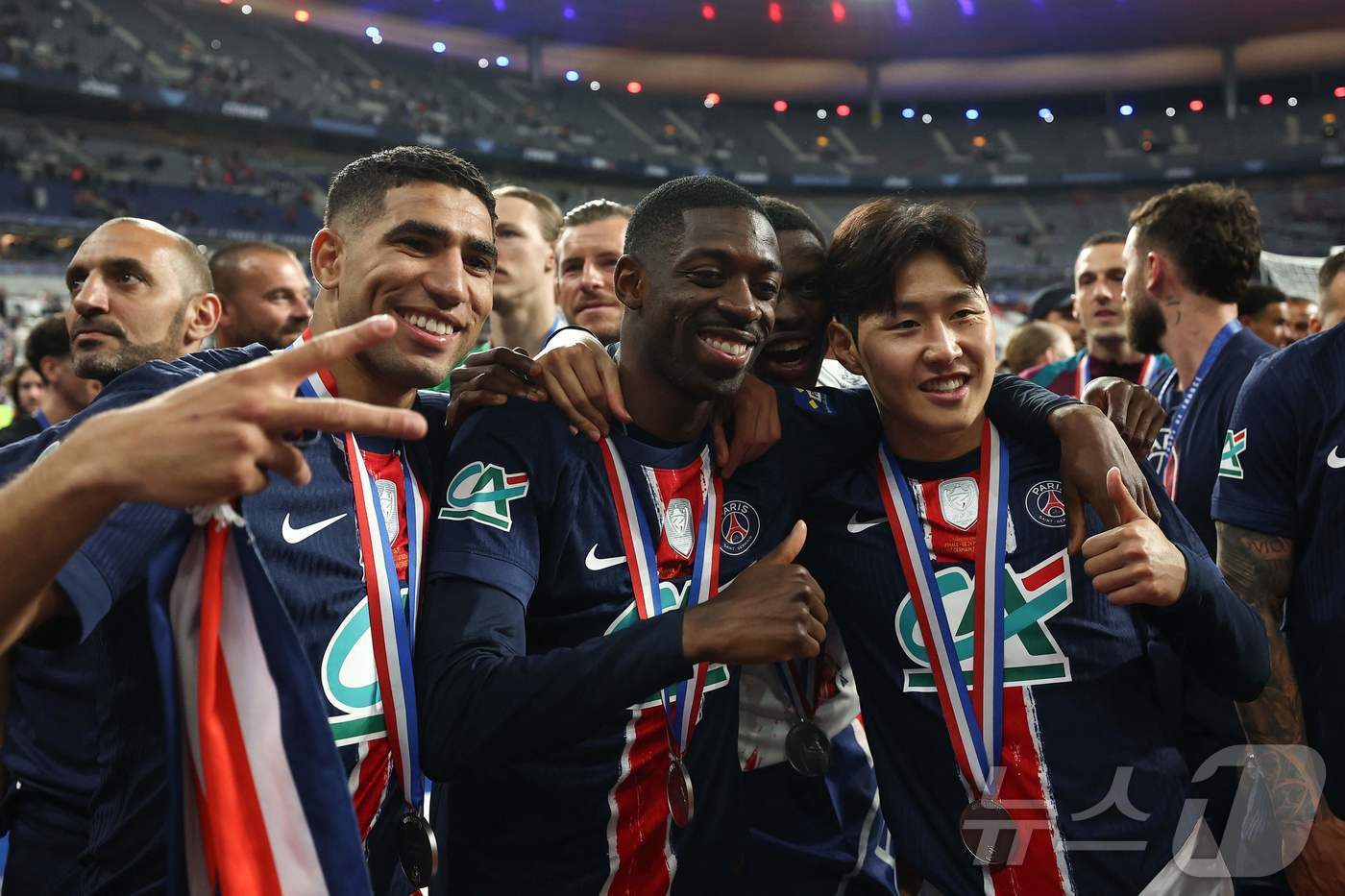 본문 이미지 - PSG 동료들과 함께 기뻐하는 이강인(오른쪽) ⓒ AFP=뉴스1