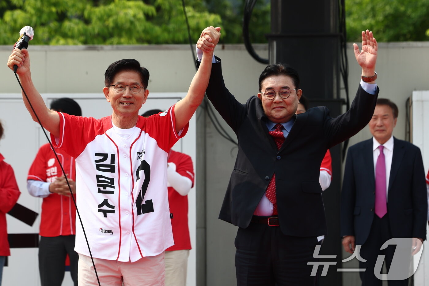 본문 이미지 - 김문수 국민의힘 대통령 후보가 30일 경기 가평군 청평시계탑 광장에서 열린 유세에서 전병헌 새미래민주당 대표의 손을 맞잡고 있다. 오른쪽은 손학규 전 바른미래당 대표. 2025.5.30/뉴스1 ⓒ News1 김민지 기자