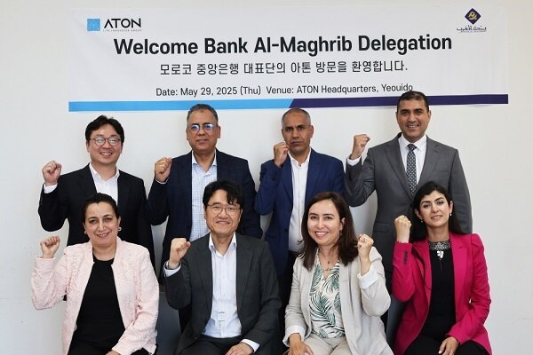 본문 이미지 - 상단 왼쪽 함성진 경영전략 본부장, 하단 왼쪽에서 두번째 우길수 대표이사와 모로코중앙은행 대표단 / 사진=아톤 제공