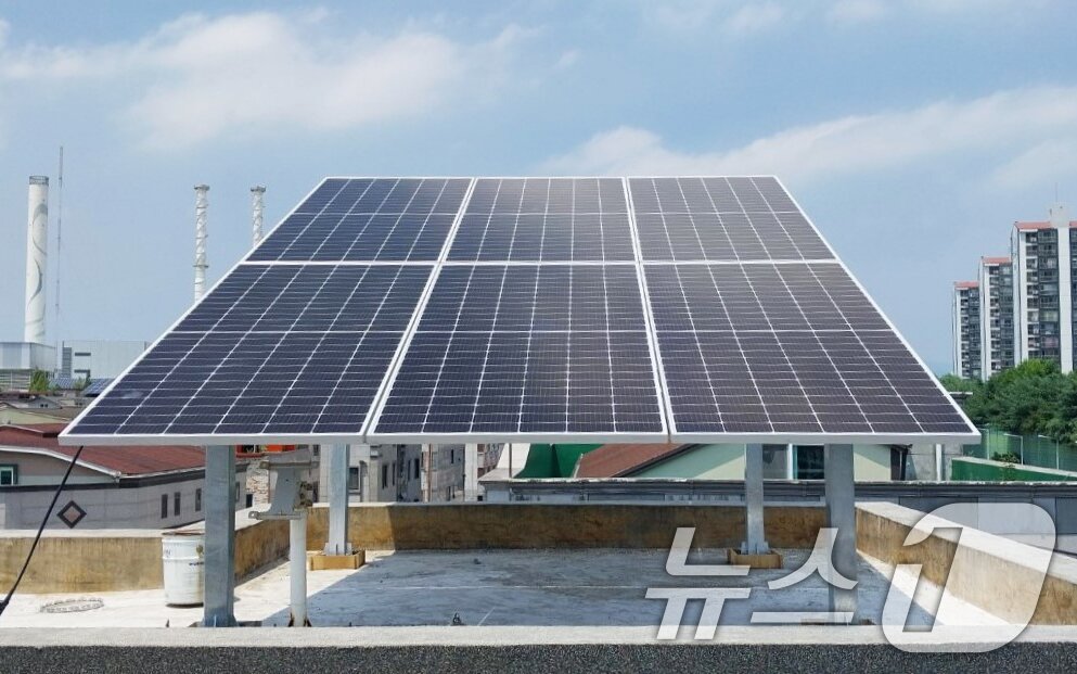 본문 이미지 - 광주시 단독주택에 설치된 자가용 태양광.(광주시 제공. 재판매 및 DB 금지) ⓒ News1 박준배 기자