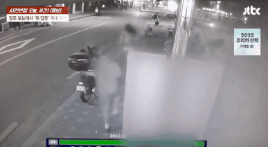 본문 이미지 - 도망가는 전 아내를 붙잡아 폭행하는 남성. &#40;JTBC &#39;사건반장&#39;&#41;