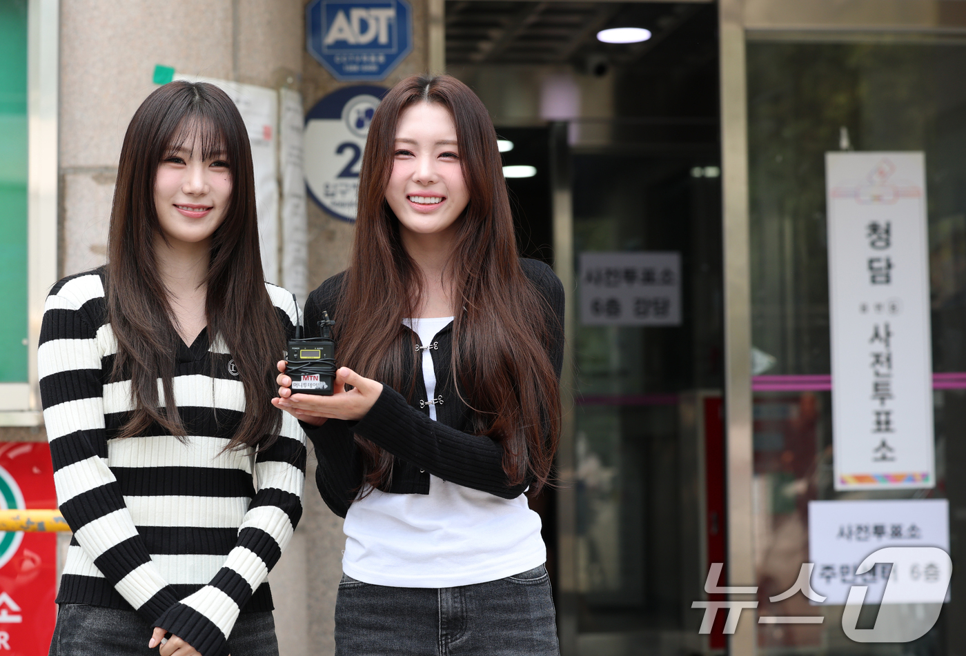 (서울=뉴스1) 권현진 기자 = 제21대 대통령선거 사전투표 둘째 날인 30일 오전 서울 강남구 청담동 주민센터에 마련된 사전투표소에서 이프아이 태린과 원화연(오른쪽)이 투표를 하 …