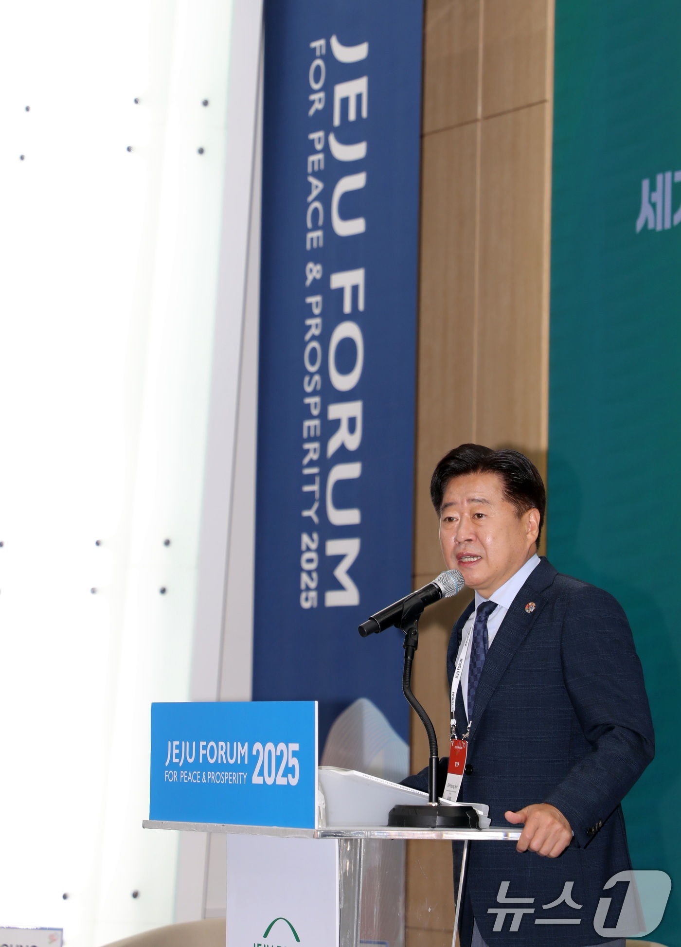 (제주=뉴스1) 고동명 기자 = 오영훈 제주지사가 30일 제주 서귀포시 제주국제컨벤션센터에서 열린 제20회 제주포럼 '세계평화의 섬 20주년, 세계평화를 위한 국제평화도시 제주의 …