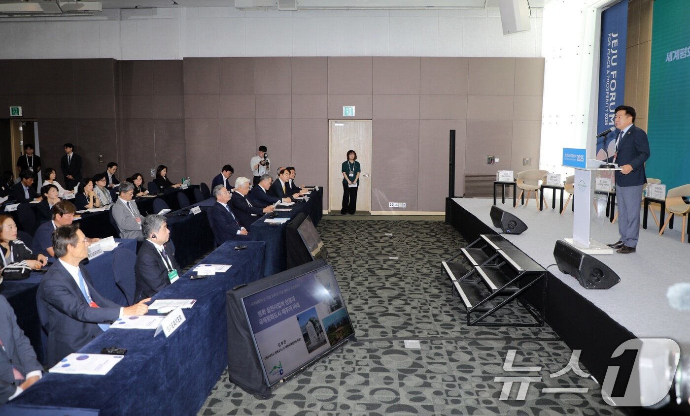 본문 이미지 - 오영훈 제주지사가 30일 제주 서귀포시 제주국제컨벤션센터에서 열린 제20회 제주포럼 '세계평화의 섬 20주년, 세계평화를 위한 국제평화도시 제주의 미래' 세션에서 개회사를 하고 있다.2025.5.30/뉴스1 ⓒ News1 고동명 기자