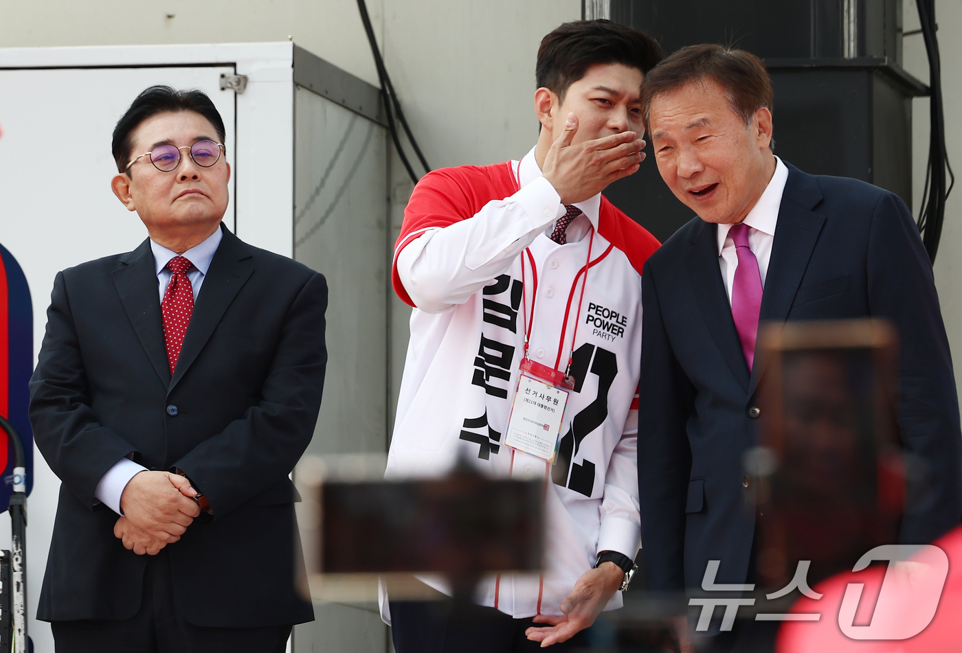 (가평=뉴스1) 김민지 기자 = 김용태 국민의힘 비상대책위원장(가운데)와 손학규 전 바른미래당 대표가 30일 경기 가평군 청평시계탑 광장에서 열린 김문수 대통령 후보의 유세에서 귀 …