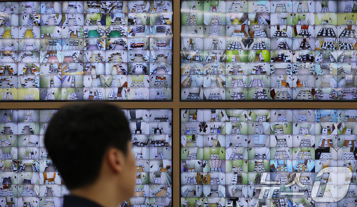 (과천=뉴스1) 오대일 기자 = 제21대 대통령선거 사전투표 둘째 날인 30일 오전 경기도 과천 중앙선거관리위원회 선거종합상황실에서 관계자들이 관내사전투표함 보관장소 CCTV를 모 …