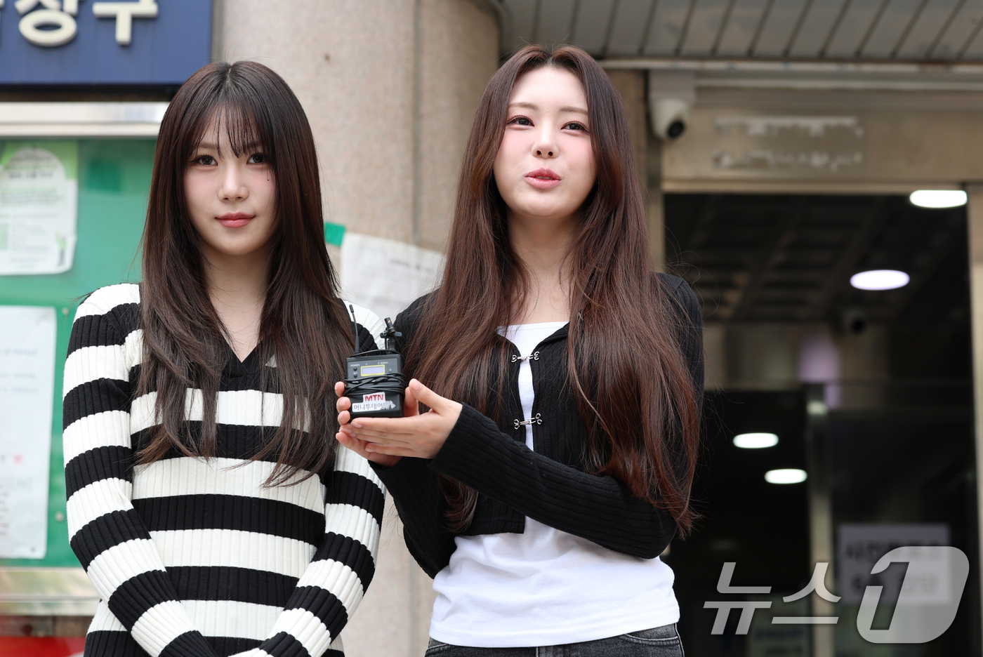 (서울=뉴스1) 권현진 기자 = 제21대 대통령선거 사전투표 둘째 날인 30일 오전 서울 강남구 청담동 주민센터에 마련된 사전투표소에서 이프아이 태린과 원화연(오른쪽)이 투표를 독 …