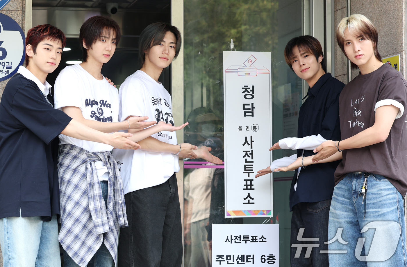 (서울=뉴스1) 권현진 기자 = 제21대 대통령선거 사전투표 둘째 날인 30일 오전 서울 강남구 청담동 주민센터에 마련된 사전투표소에서 82메이저(82MAJOR) 김도균, 남성모, …