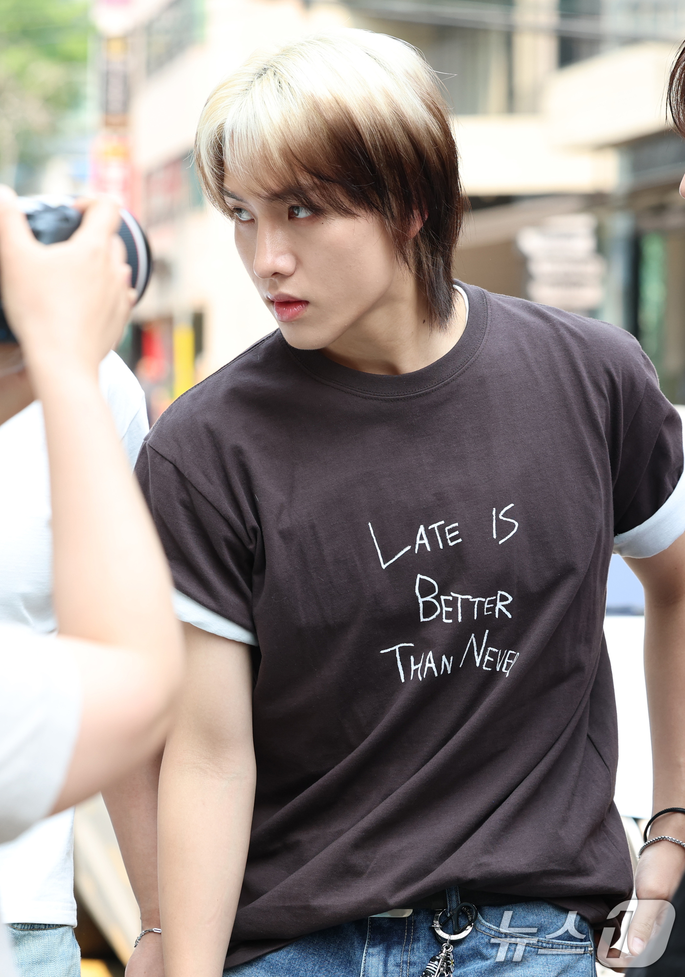 (서울=뉴스1) 권현진 기자 = 제21대 대통령선거 사전투표 둘째 날인 30일 오전 서울 강남구 청담동 주민센터에 마련된 사전투표소를 찾은 82메이저(82MAJOR) 조성일이 투표 …