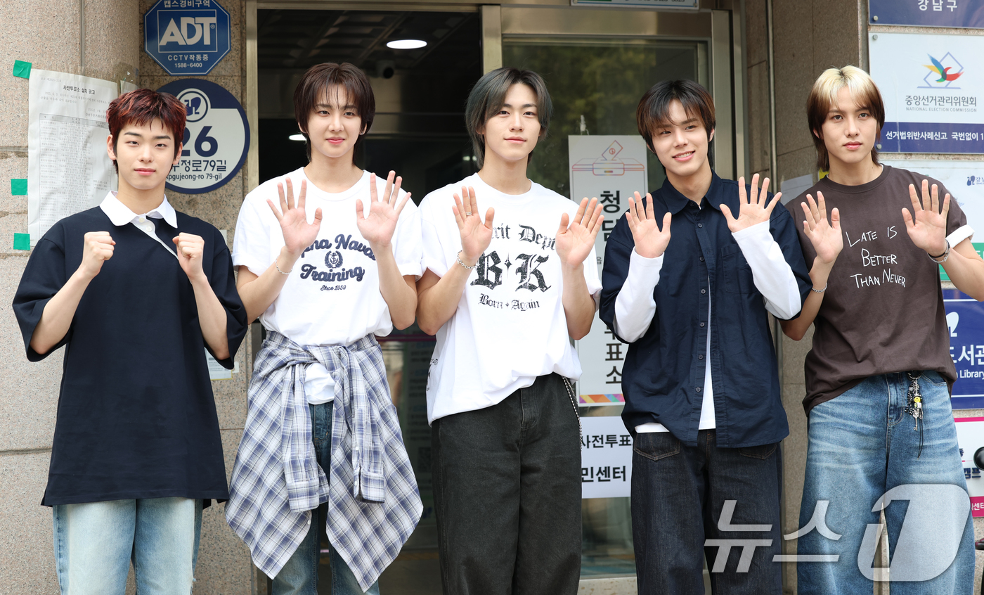 (서울=뉴스1) 권현진 기자 = 제21대 대통령선거 사전투표 둘째 날인 30일 오전 서울 강남구 청담동 주민센터에 마련된 사전투표소를 찾은 82메이저(82MAJOR) 김도균, 남성 …