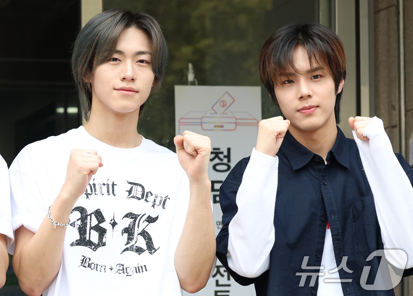 (서울=뉴스1) 권현진 기자 = 제21대 대통령선거 사전투표 둘째 날인 30일 오전 서울 강남구 청담동 주민센터에 마련된 사전투표소를 찾은 82메이저(82MAJOR) 박석준, 황성 …