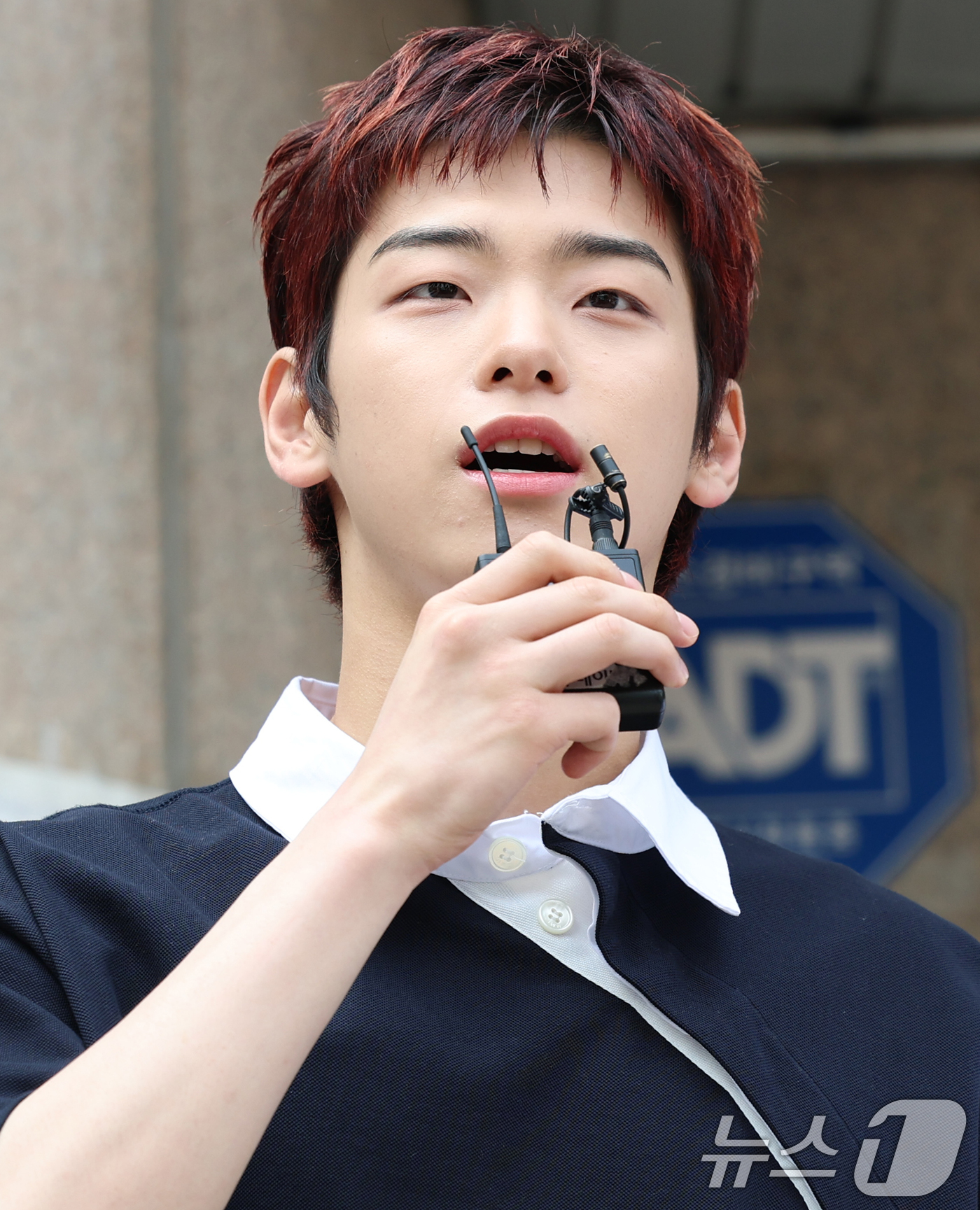 (서울=뉴스1) 권현진 기자 = 제21대 대통령선거 사전투표 둘째 날인 30일 오전 서울 강남구 청담동 주민센터에 마련된 사전투표소를 찾은 82메이저(82MAJOR) 김도균이 투표 …